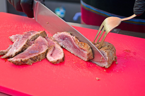 Affettare carne grigliata media rara
 - Foto, immagini