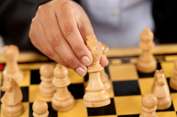 Mulher de negócios jogando xadrez
 - Foto, Imagem