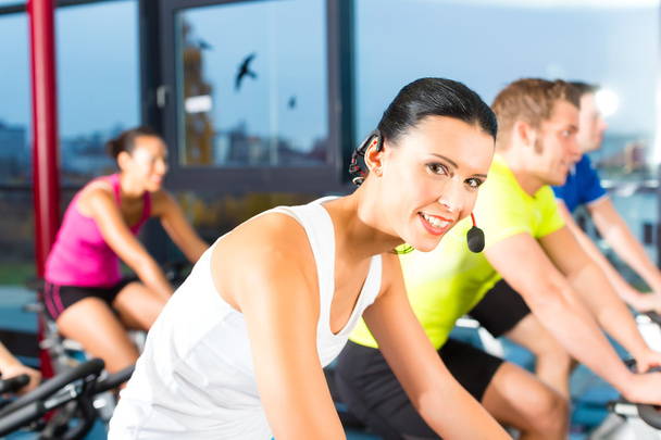 Young People Spinning in the fitness gym - Foto, Imagen