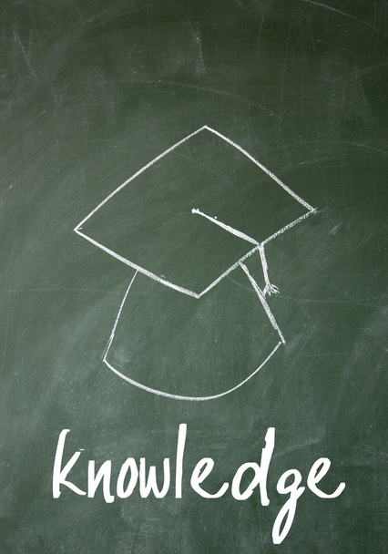 kennis word en Dr. cap ondertekenen op blackboard - Foto, afbeelding