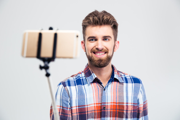 Portrait of a cheerful young man making selfie photo - Foto, Imagem