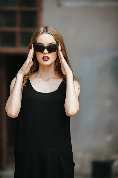 attraktive Modefrau im schwarzen Kleid - Foto, Bild