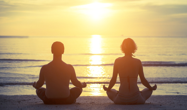 junges Paar sitzt im Yoga-Lotus - Foto, Bild