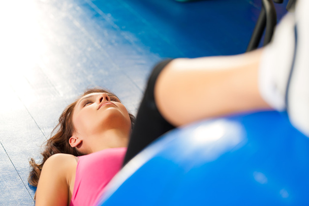 Fitness - Entrenamiento y entrenamiento en el gimnasio
 - Foto, imagen