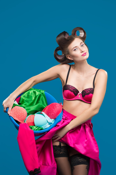 pin-up girl with a basket with the laundry - Foto, afbeelding