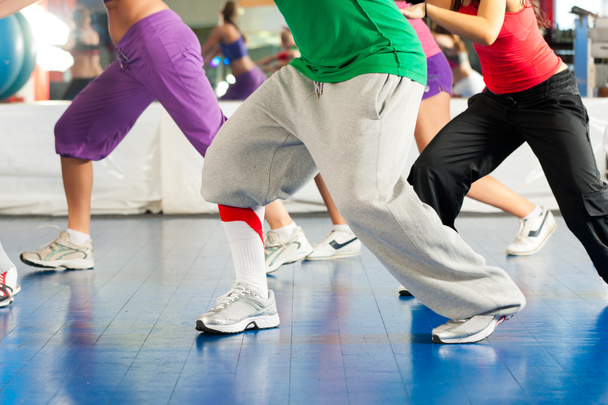 Fitness - Treinamento de dança Zumba no ginásio
 - Foto, Imagem
