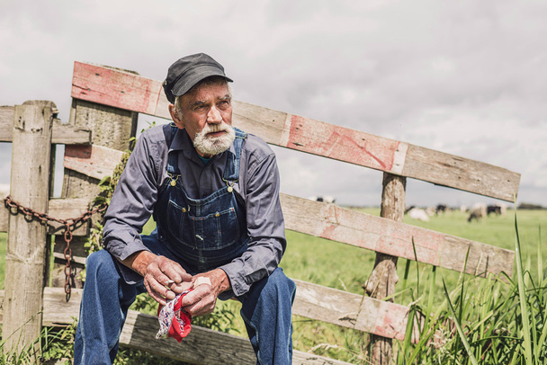 Campesino anciano sentado relajado
 - Foto, Imagen