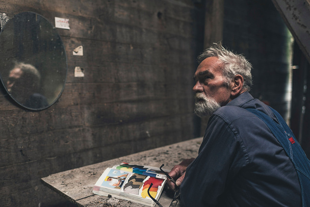 Homme âgé réfléchi à l'intérieur de la ferme
 - Photo, image