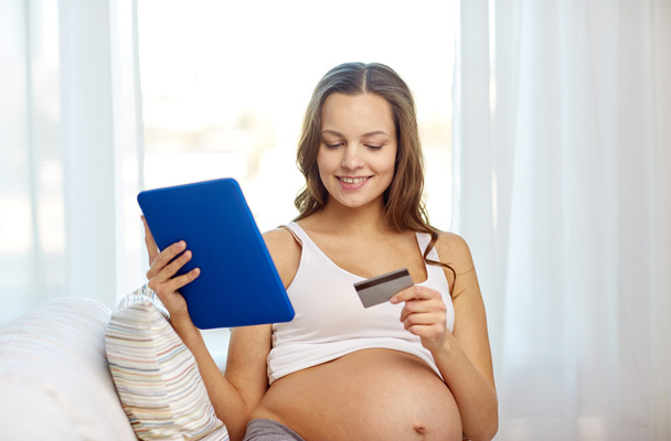 pregnant woman with tablet pc and credit card - Φωτογραφία, εικόνα