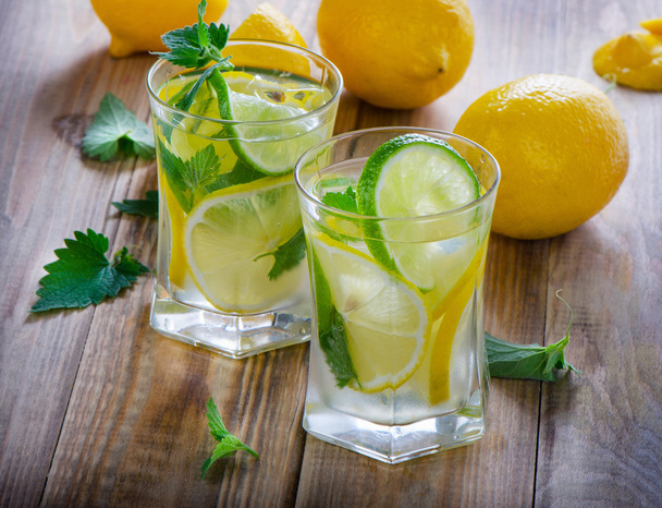 Lemon water with mint leaves - Foto, Bild