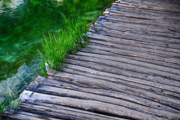Drewniany most nad powierzchnią wody - Zdjęcie, obraz