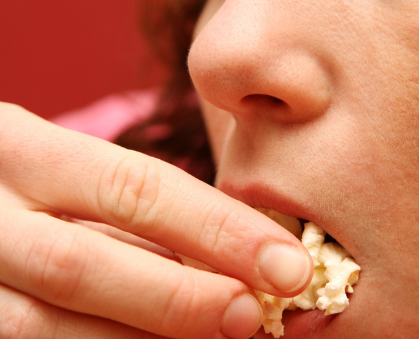 The girl eats popcorn - Fotografie, Obrázek