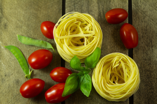 Pasta with ketchup, tomato and basil - Φωτογραφία, εικόνα