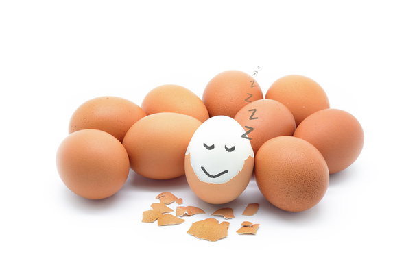 isoliert gekochtes Ei mit schläfrigem Gesicht - Foto, Bild