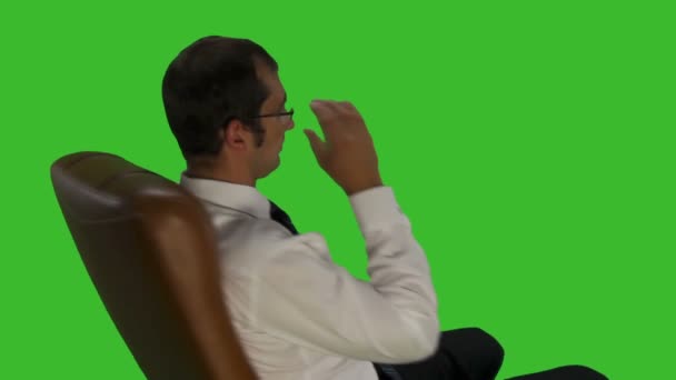 Portrét podnikatele v kancelářská židle na zelené - Záběry, video