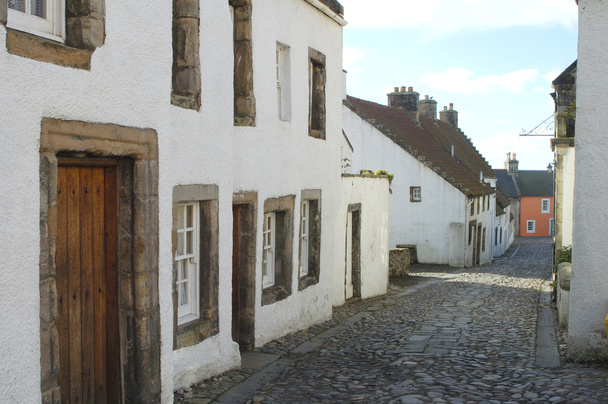 middeleeuwse geplaveide straat in culross, fife - Foto, afbeelding