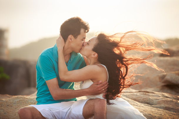 a fickó és a lány csók ellen, sziklákon - Fotó, kép
