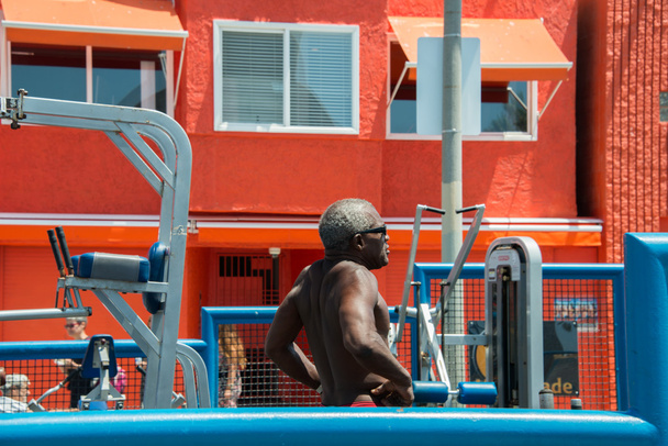 LOS ANGELES, USA - AUGUST 5, 2014 - excercise of black man in muscle beach  in venice beach  - Фото, зображення