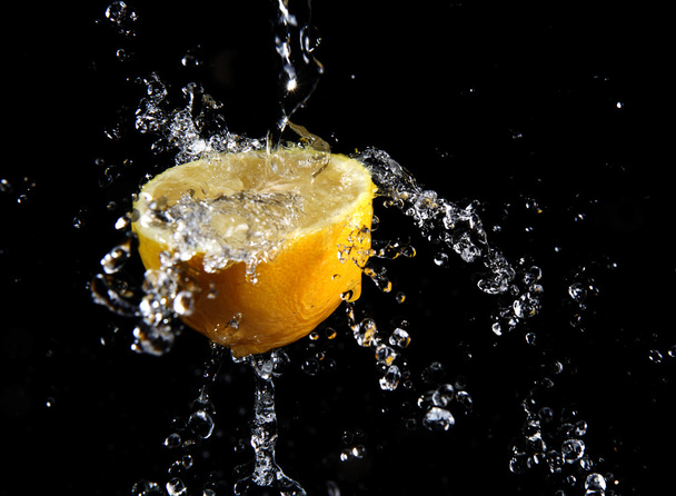 Salpicadura de agua dulce y limón
. - Foto, Imagen