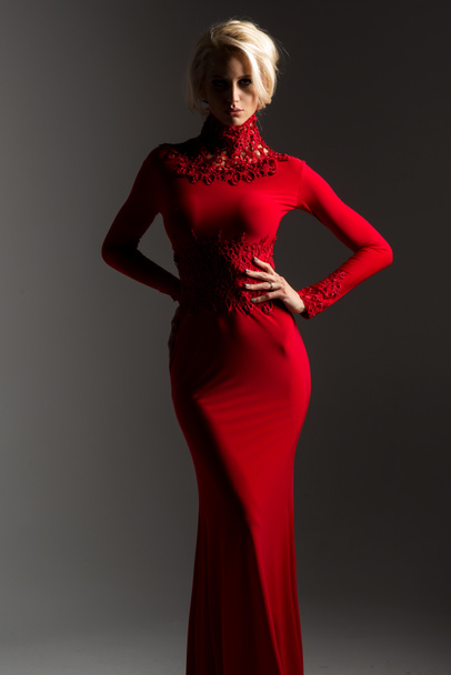 sexy blonde Frau im roten Kleid - Foto, Bild