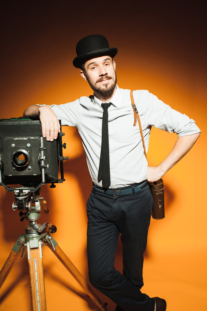 young man with retro camera  - Foto, afbeelding