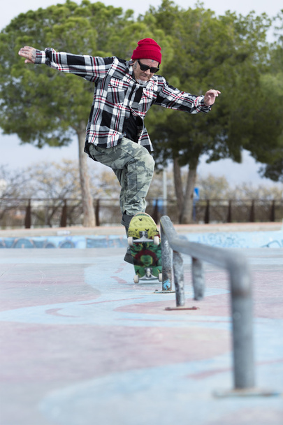 old man skater jumping - Foto, Bild