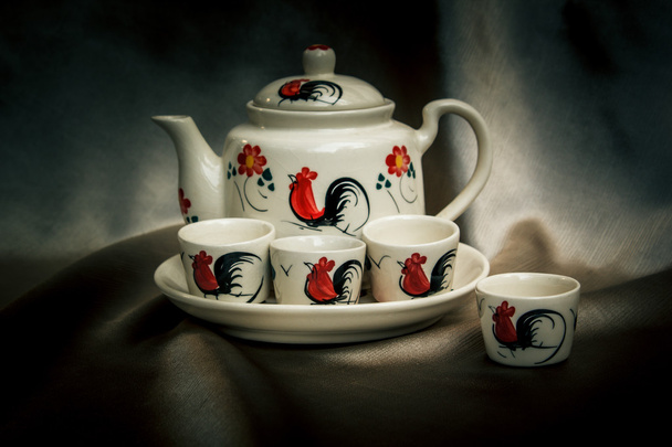 Традиционный чайный сервиз, чашки с чайником на ткани
. - Фото, изображение
