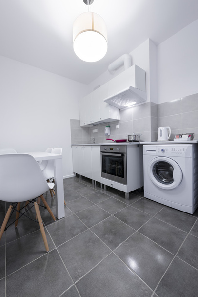 Wit, kleine en compacte keuken  - Foto, afbeelding
