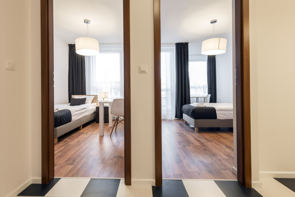 Dos dormitorios pequeños y modernos de diseño interior
  - Foto, imagen