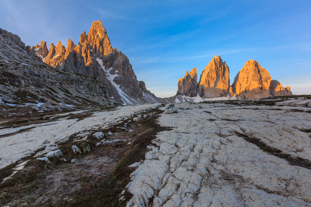 Tre Cime di Lavaredo at sunrise, Dolomite Alps, Italia
  - Foto, imagen