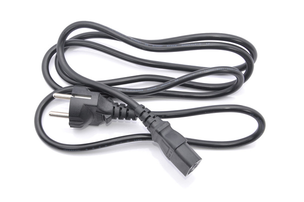 Cable de computadora sobre fondo blanco
 - Foto, imagen