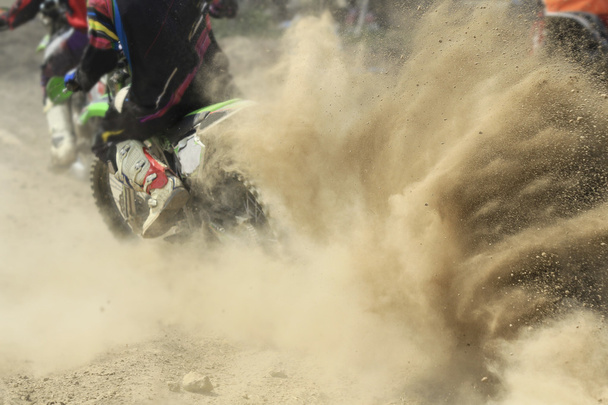 Escombros de arena de una carrera de motocross
 - Foto, Imagen
