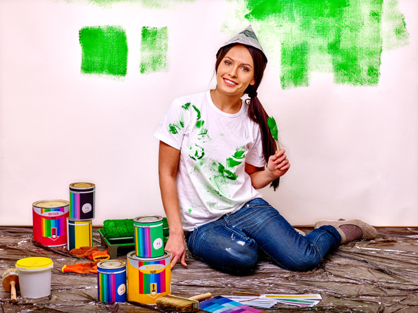 Donna pittura parete a casa
. - Foto, immagini