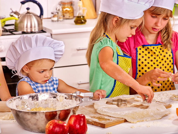 Colazione per bambini in cucina
 - Foto, immagini