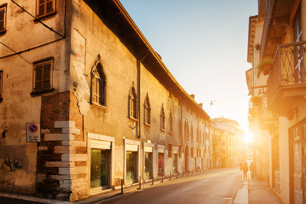 Vanhan kadun näkymä Veronan historiallisessa keskustassa (Italia) aamunkoitteessa
 - Valokuva, kuva