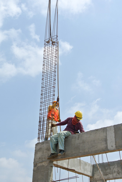 Construction workers fabricating column formwork - Foto, Bild