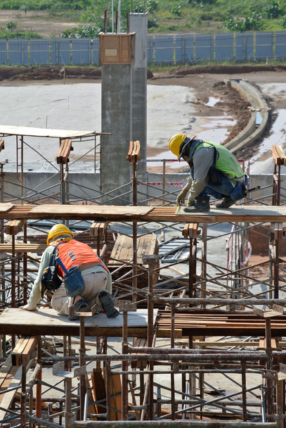 Werknemers in de bouw installeren hout bekisting - Foto, afbeelding