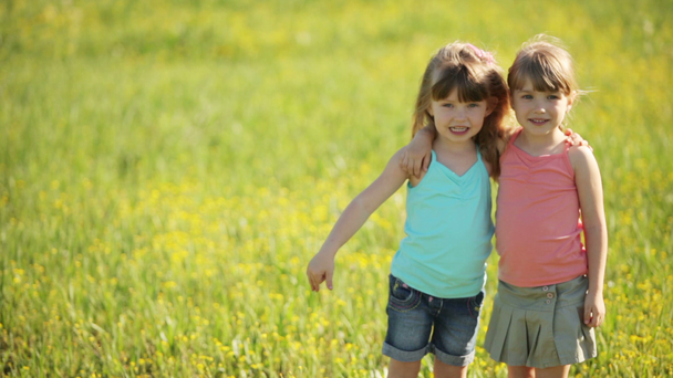 niñas abrazándose en flores
 - Imágenes, Vídeo