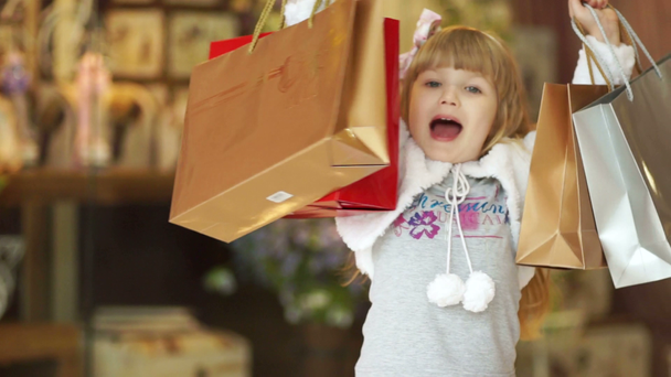 girl holding shopping bags - Materiał filmowy, wideo