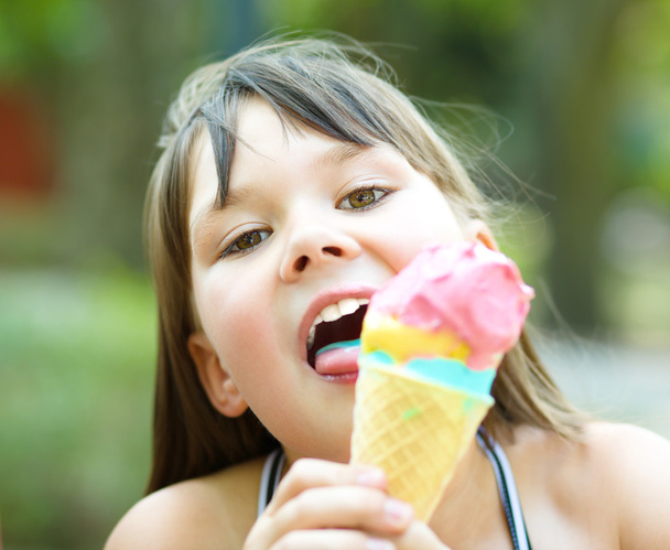 Girl is eating ice-cream - Foto, afbeelding