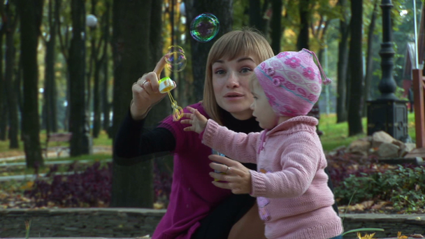 Mãe e criança soprando bolhas
 - Filmagem, Vídeo