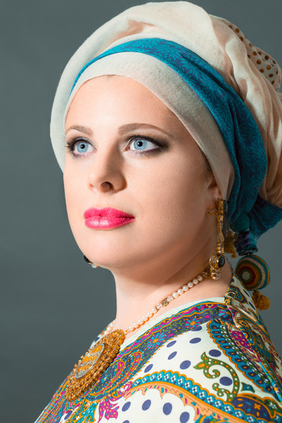 Portret van mooie vrouw close-up met blauwe ogen dragen sc - Foto, afbeelding