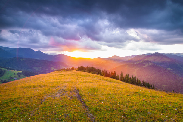 Захід сонця в Карпатських горах - Фото, зображення