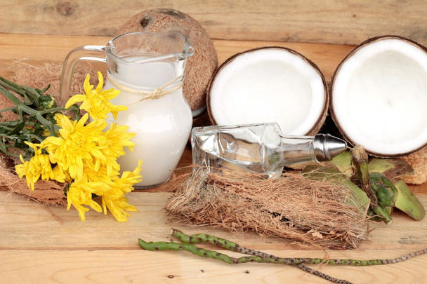 Kokosnuss und Milch, Kokosöl für gesunde biologische Ernährung und Schönheit  - Foto, Bild