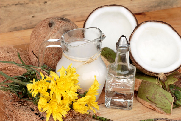Coco y leche, aceite de coco para alimentos orgánicos saludables y belleza
  - Foto, Imagen