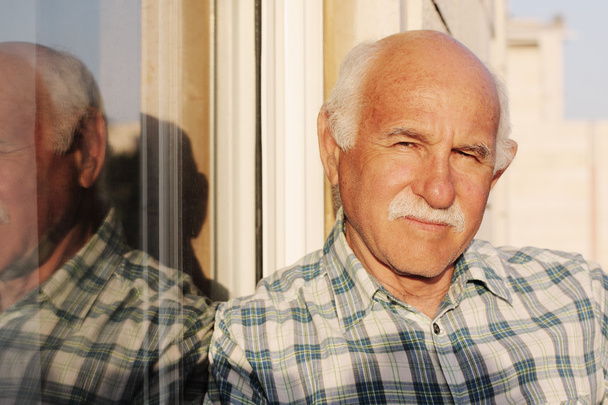 uomo anziano con i baffi grigi
 - Foto, immagini