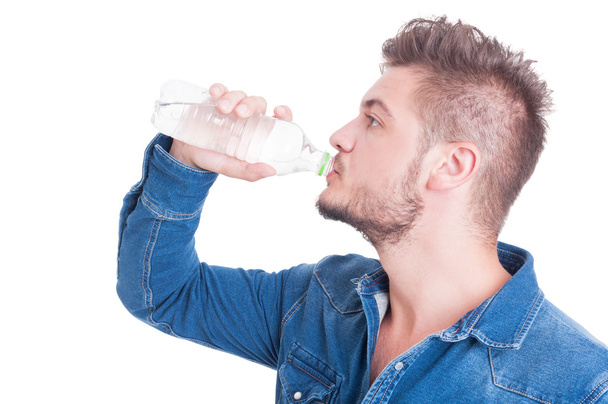 hübsches männliches Modell trinkt Wasser - Foto, Bild