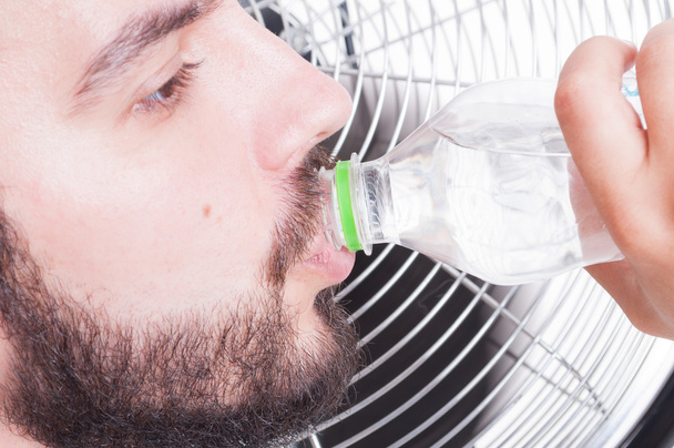 Fechar com o homem sedento água potável
 - Foto, Imagem