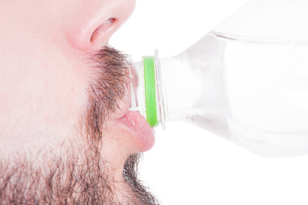 Крупним планом з чоловіком рот питна вода
 - Фото, зображення