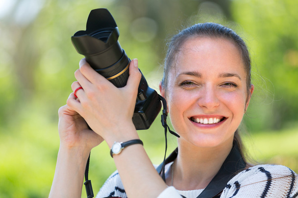 Girl with photocamera at park - Zdjęcie, obraz